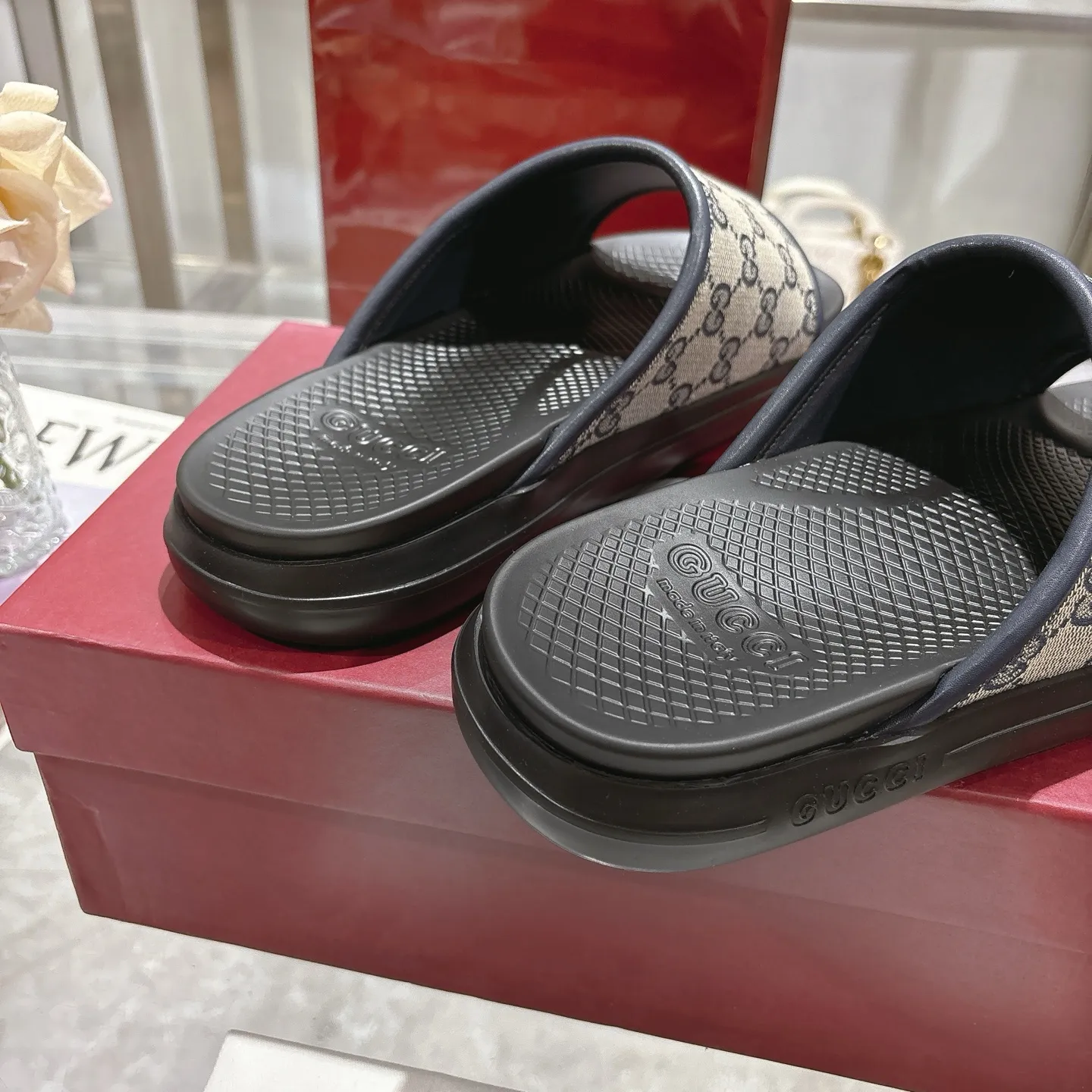 p400🐮🐮New summer men's slip-on slippers. Inspired by the summer spirit and beach clubs of the Italian coast, this piece is part of Gucci Lido. The Pre-Fall collection reinterprets the brand's signature elements and sophisticated patterns in a contemporary way. Made from black rubber, these flat sandals feature a slip-on design that reinterprets the brand's distinctive green and red web design. GG Classic Upper Men's Molded Rubber Footbed Gucci Logo Flat Made in Italy Size: Men's 40 to 47,
